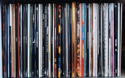 Les Vinyles : La Résurgence d’un Format Ancien qui Fait Vibrer la Musique Moderne